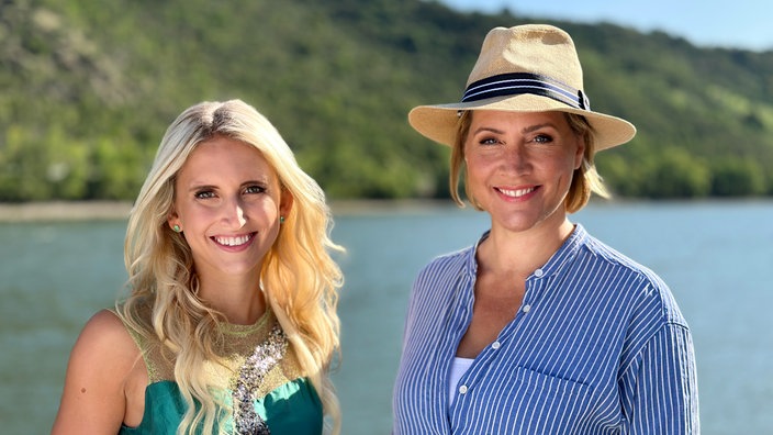 Judith Rakers (r) und Katharina Blanckart als "Loreley"