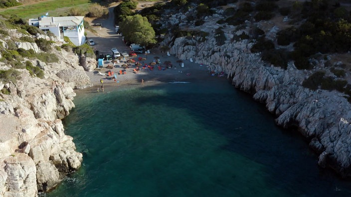 Blick auf einen kleinen Strand zwischen Felsen