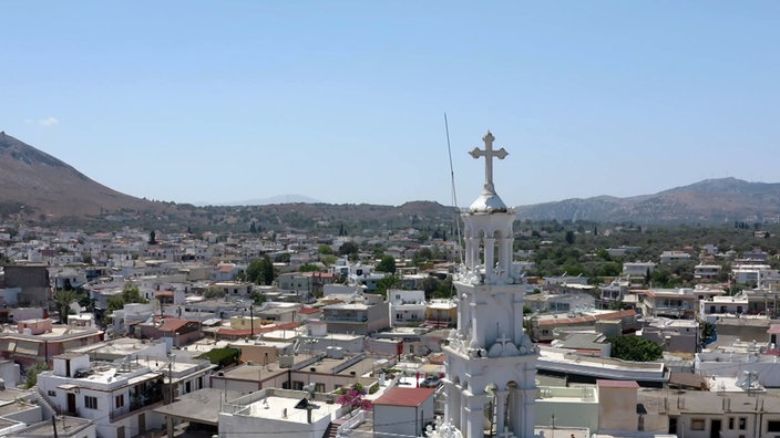 Blick auf die Stadt Archangelos, im Vordergrund ein Kirchturm