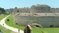 Gewaltige massive Stadtmauer rund um die Altstadt von Rhodos-Stadt