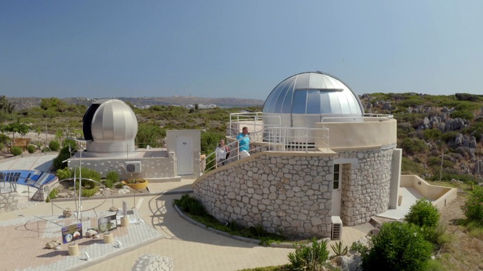 Kleines Observatorium auf einem Hügel