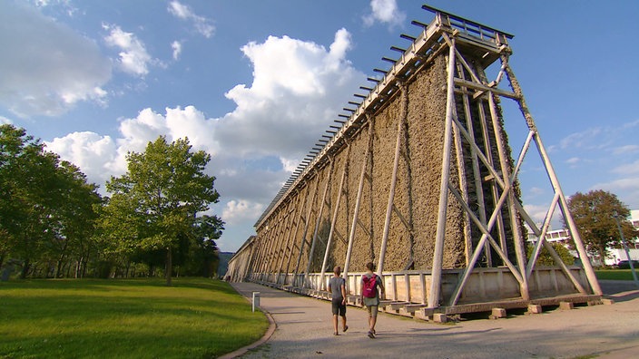 Gradierwerk in einer Parkanlage