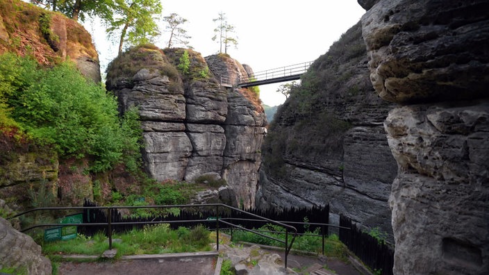 Fußwege mit Geländer durch Felsenlandschaft