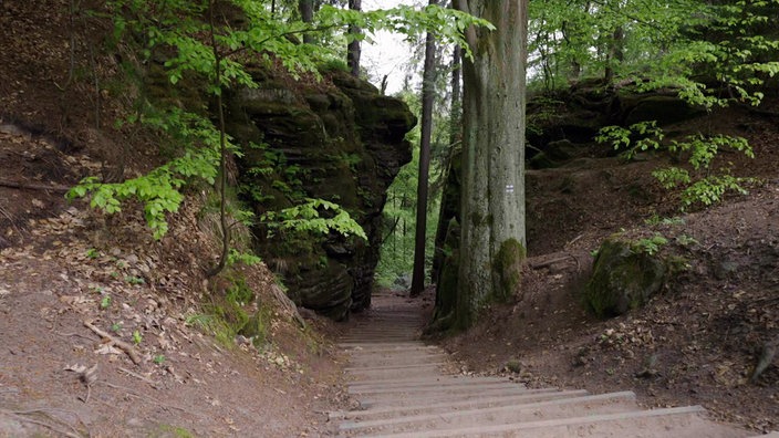 Schmaler, treppenartiger Weg durch hohe Felsen hindurch