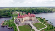 Blick von oben auf das Barockschloss Moritzburg