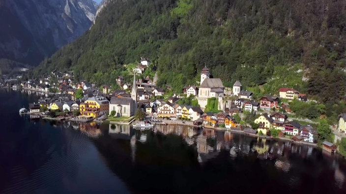 Das kleine Dorf Hallstatt liegt direkt am Hallstätter See