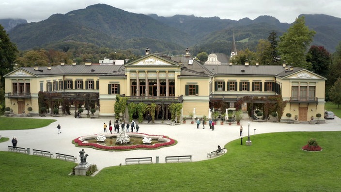 Brunnenanlage vor Kaiservilla, im Hintergrund bewaldete Berge