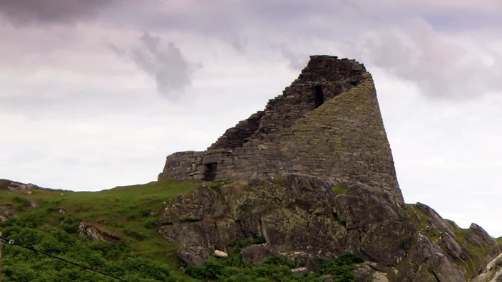 Turmruine aus Bruchsteinen auf einem Felsen