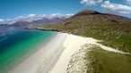 Küstenlandschaft mit Bergen und Sandstrand