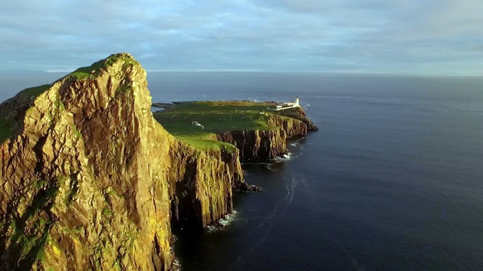 Landzunge mit steilen Klippen zum Meer, an der Spitze befindet sich ein Leuchtturm