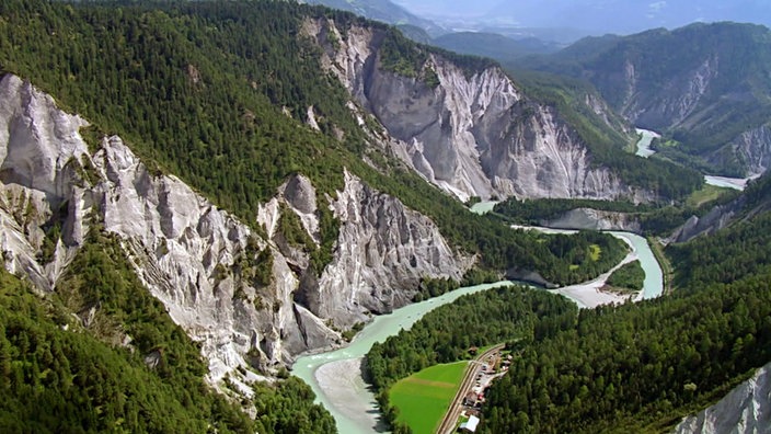 Blick in eine tiefe Gebirgsschlucht mit einem Fluss