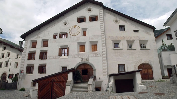 Hausfassade mit Sgraffiti verziert