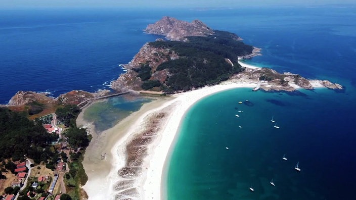 Kleine Insel mit langem Sandstrand und feslsiger Landzunge