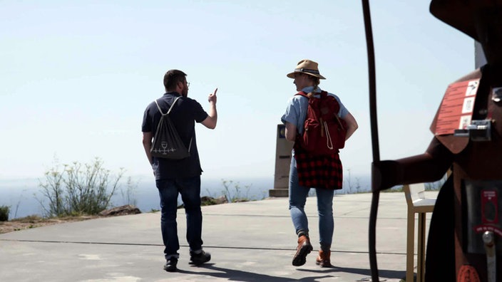 Judith Rakers und Markus Scheifele wandern auf einer Straße