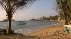 Sandstrand mit Plamen, eine Fischerboot in der Bucht