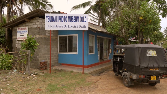 Kleines Fahrzeug vor dem kleinen Museum