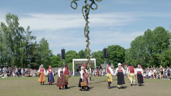 Im Freilichtmuseum Skansen wird das Mittsommerfest gefeiert