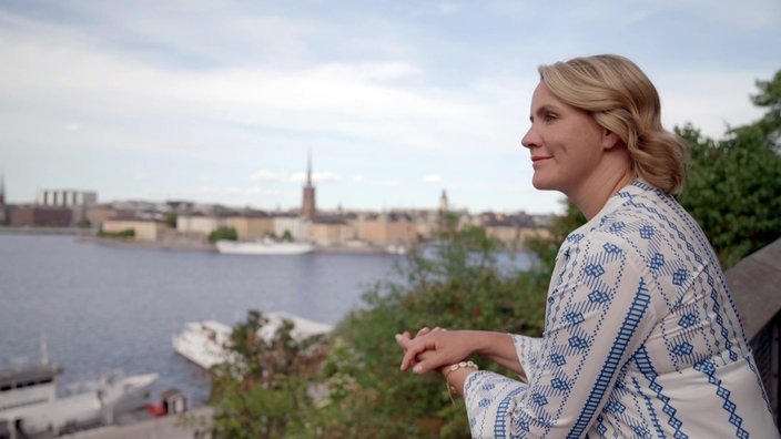 Judith Rakers schaut auf die Altstadt am gegenüberliegenden Ufer