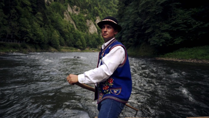 Ein Flößer in der typischen Tracht der Goralen auf dem Fluss Dunajec