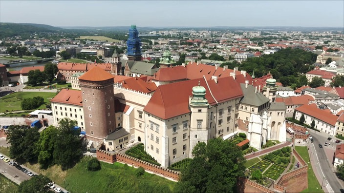 Blick von oben auf umfangreiche Schlossgebäude