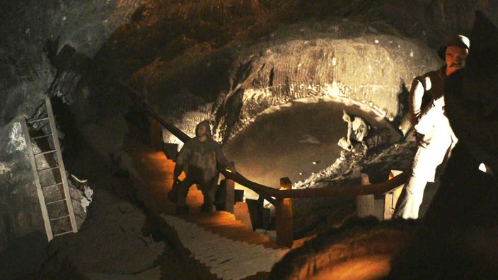 Eine Grotte mit Figuren, die Bergleute darstellen