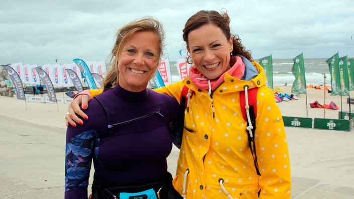 Anne Willmes (r) und Sonja Bunte am Strand von Westerland auf Sylt.