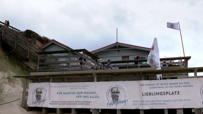 Hölzerne Strandbar mit Aussichtsplattform