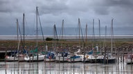 Segelboote liegen am Bootssteg im Hafen von Rantum