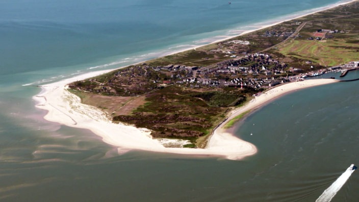 Luftaufnahme einer Landzunge mit Sandstrand