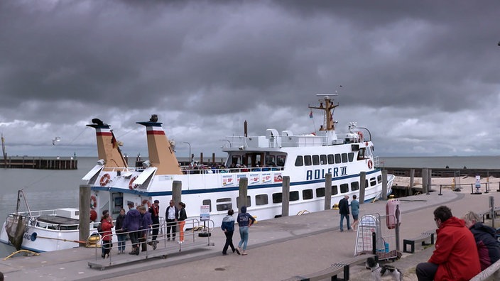 Ausflugsboot am Kai