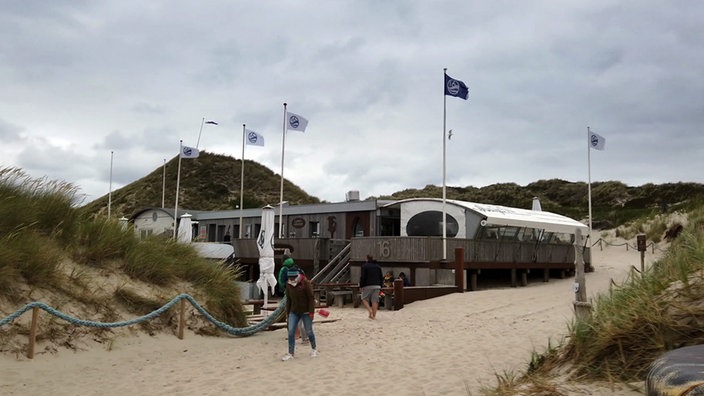 Bar am Strand zwischen den Dünen