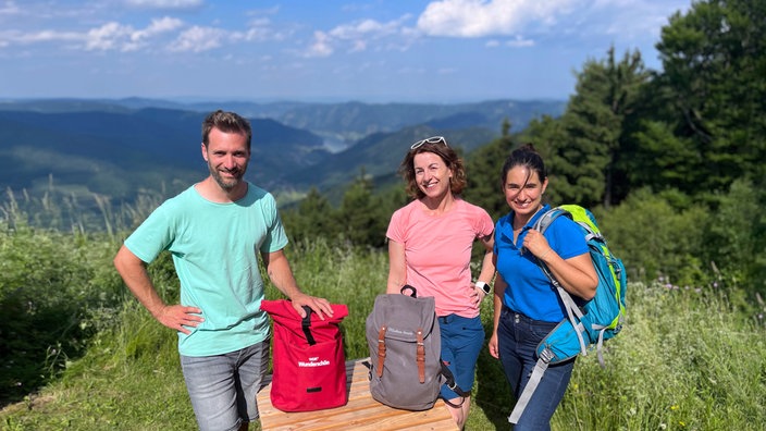 Daniel Aßmann mit Wanderbloggerin Daniela Holnsteiner (Mitte) und Naturpark-Führerin Matilda Stallegger (rechts)