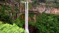 Die Zwillingswasserfälle von Chamarel auf Mauritius stürzen 100 Meter in die Tiefe.