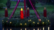 Ein großer Adventskranz schwimmt auf der Wied in Waldbreitbach