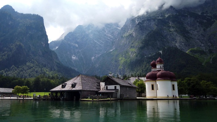 Blick vom Könisgssee auf das Bootshaus St. Bartholomäus