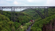 Die Müngstener Brücke, eine Stahlbogenbrücke über der Wupper