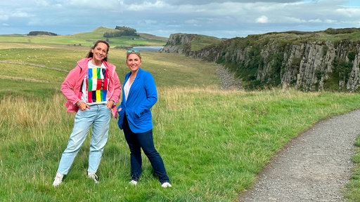 Tamina Kallert (l) mit Anna Unger am Hadrianswall