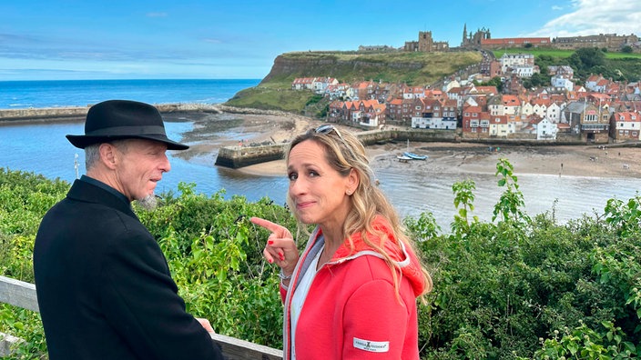 Moderatorin Tamina Kallert (r) mit "Dr. Crank", der in Whitby, North Yorkshire, Ghost Walks anbietet