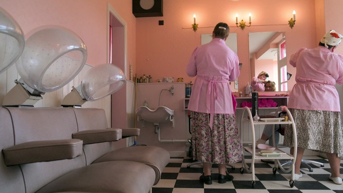 Ein historischer Friseursalon wie aus den 1950er-Jahren im Beamish Museum