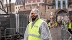 Ordner in Köln im Regen an Weiberfastnacht 