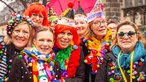 Frauen an Weiberfastnacht bunt 