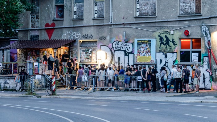 Schlange vor dem Techno-Club About Blank in Berlin-Friedrichshain.