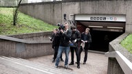 Kamerateam vor einem U-Bahn-Ausgang