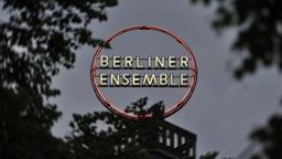 Der Namenszug leuchtet am 09.06.2013 in Berlin auf dem Dach des Berliner Ensemble.