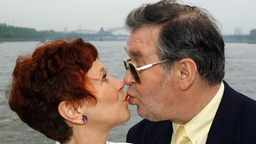 Lotti Krekel und Ernst H. Hilbich küssen sich (2003)