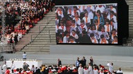 Kinderchor auf dem Abschlussgottesdienst im RheinEnergiestadion