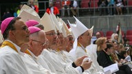 Geistliche Teilnehmer an dem Abschlussgottesdienst im RheinEnergiestadion