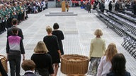 Hostien werden zum  Abschlussgottesdienst im RheinEnergiestadion getragen