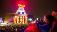 Das Deutsche Bergbau-Museum wird nachts angeleuchtet.