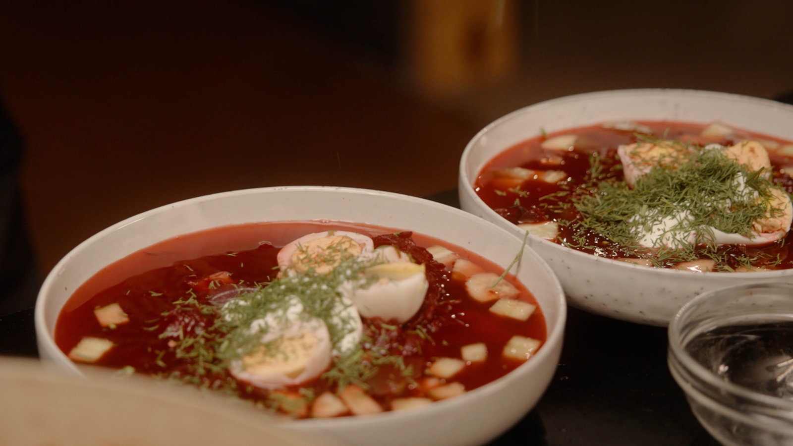 Zwei Teller kalte Rote-Bete-Suppe am Set von "Freitagnacht Jews"